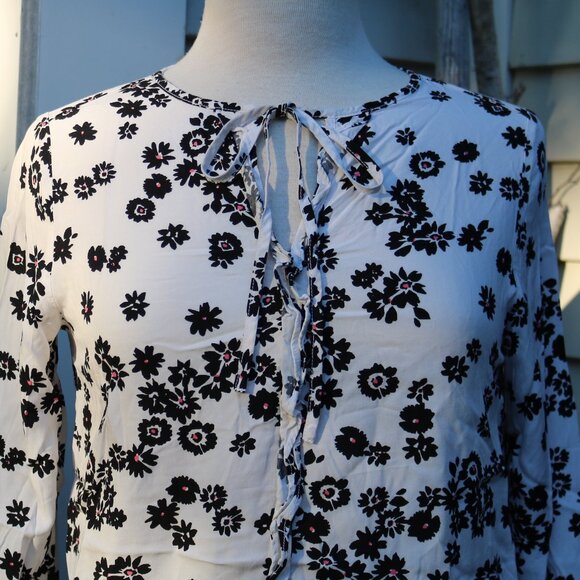 GAP White Black Floral Tie Neck Ruffle Front Rayon Top Sz SMALL - Picture 2 of 8